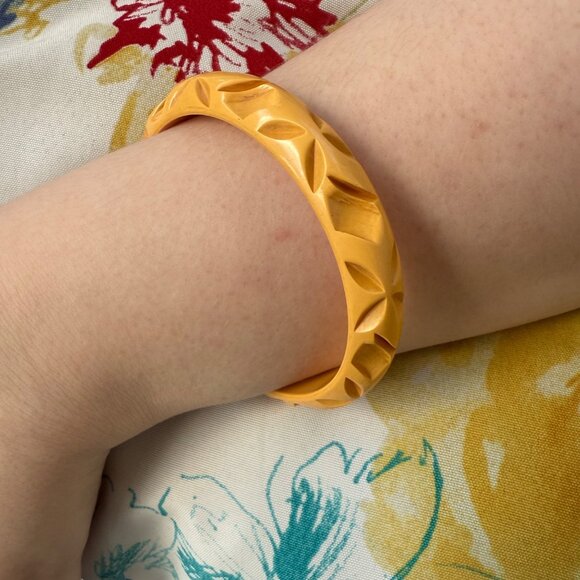 Vintage Bakelite Carved Yellow Bangle Bracelet Retro Jewelry Classic Art Deco - Picture 7 of 11